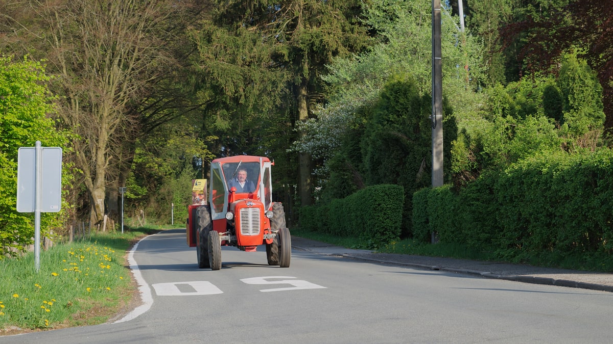 Maaseik (Flandre) : un adolescent de 17 ans tue une cycliste de 58 ans avec son tracteur et prend la fuite — il revient ensuite de lui-même